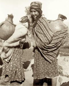 Porteuses d’eau au bord de l’Oued Khémis