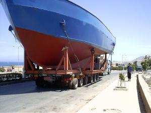 Transport d'un Bateau de pêche  vers le port de Mostaganem