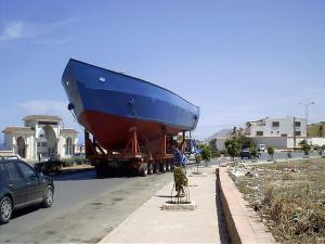 Transport d'un Bateau de pêche  vers le port de Mostaganem