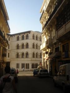 Au fond , bibliothèque de l'université à  Mostaganem.