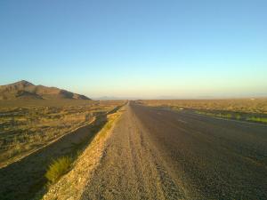 Route traversant les vastes étendues entourant Msila