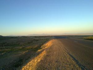 Route traversant les vastes étendues entourant Msila