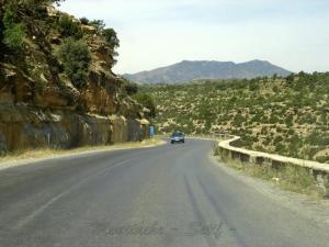 Autoroute traversant les paysages de Msila