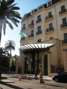 Entrée de l'Hôtel Royal à Oran