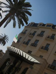 Entrée de l'Hôtel Royal à Oran
