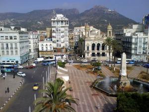 Oran. Beau ciel sur la Place d'Armes