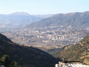 Tizi Ouzou au milieu des montagnes