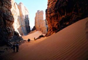 Marcheurs dans le Tassili du Hoggar
