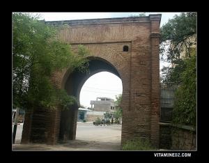 Porte dite Bab el Khemis entre Tlemcen et Mansourah