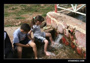 Enfants profitant de l'eau fraiche de Ain Fezza