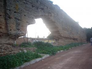 muraille antique et millénaire de sour kel mitou