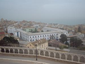 l'hopital  le batiment en forme de U blanc