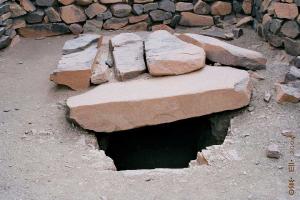 L'entrée de la sépulture de Tin Hinan, Abalissa