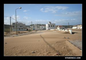 Les rues de Terga Plage envahies l'hiver par le sable