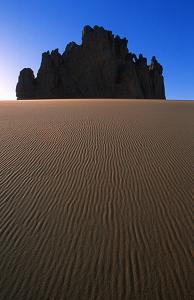 Gros Rocher au mileiu du désert (illizi)