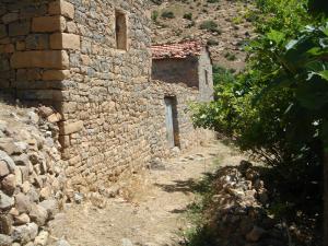 Antique maison de pierre dans un village de Bordj Bou Arrerij