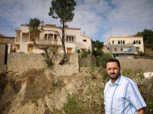 Arbre sortant d'un Mur à Boumerdes