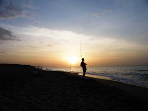Pêche à la ligne sur la plage de Corso (Boumerdes)