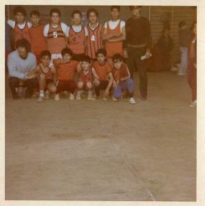 Saison 1971  la premiere equipe de l om medea benjamin ( ent kosseir ) contre le mca alger ( ent boulouh ) a la salle bachir el ibrahimi