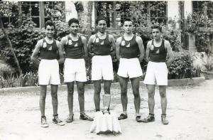 Le Chahid  Kalache Yahiya dit lyes à Droite Champion d?Athlétisme