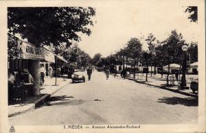 Ancienne Photo de  Médéa à Gauche la Place du 1 er novembre