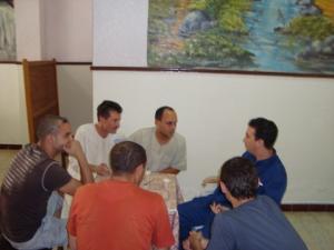 le Calligraphe Safar Batti Mohamed entouré par des participants à l'atelier (Wilaya de Médéa)