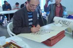 Le calligraphe Behiri Mohamed encadreur du sixième Atelier de Calligraphie à Médéa