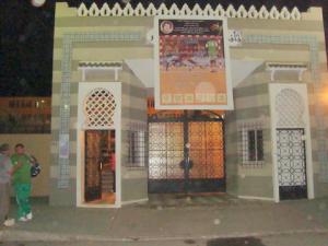 Affiche géante du tournoi à l'entree lycée Fekhar