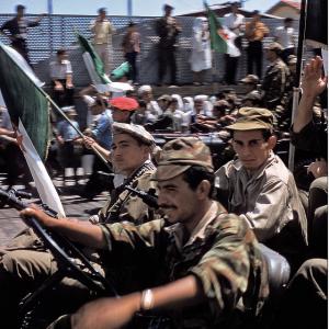 Alger, 3 juillet 1962, Ali Tounsi défile à Bab-el-Oued avec l'ALN.