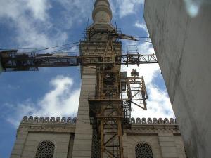 Autodémontage de la grue du minaret de la mosquée de Chevalley à  Alger