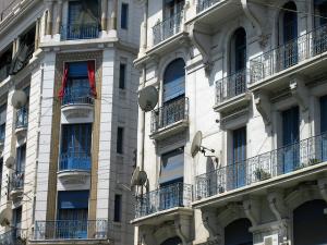 Bâtiment Blanc et Bleu à Alger
