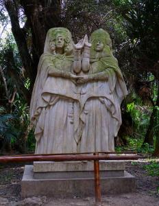 Statues de Femmes Maures au Jardin d'Essais d'Alger