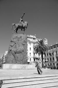 Statue de l'Emir Abdel Kader au centre ville d'Alger
