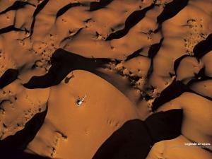 Hélicoptère survolant les dunes d'El Oued