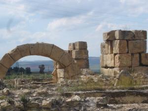Madaure, les thermes, la petite arche