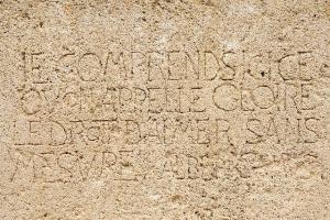 Inscription en mémoire des  Noces à Tipaza  d'Albert Camus