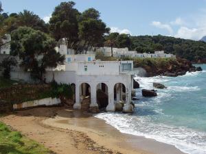 Constructions en bord de mer à Tipaza