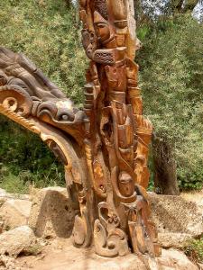 Sculpture sur un tronc d'Arbre à Tipaza