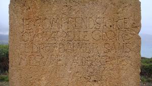 Tipaza - Stèle en mémoire des noces à Tipaza d'Albert Camus