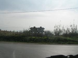 Panneaux indicateurs sur la route de Tipaza