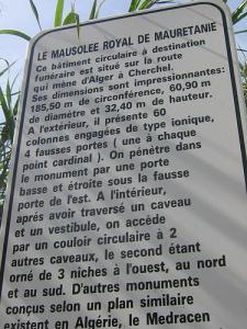 Pancarte à l'entrée du mausolée de Mauretanie (Tipaza)