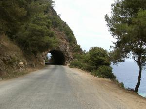 Tunnel à même le Roc sur la baie de Tipaza