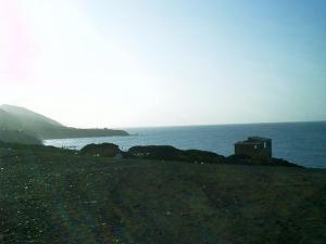 Structure abandonnée sur la côte de Tipaza