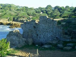 Vestiges d'une Muraille Romaine à Tipasa