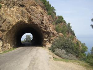 le Tunnel de Beni Haoua sur la côte de Tipaza
