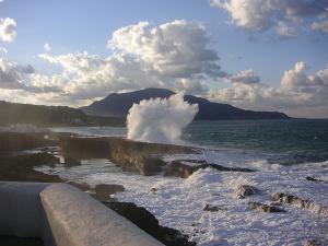 Éclat d'une vague contre les rochers de Tipaza