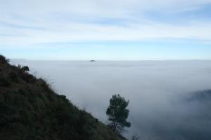 La Commune de Aghbal sous le Brouillard (Tipaza)