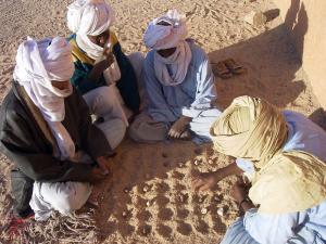Jeu de dames dans le sable