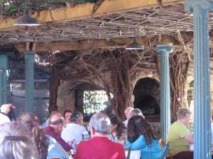 Restaurant empli de touristes à Tipaza
