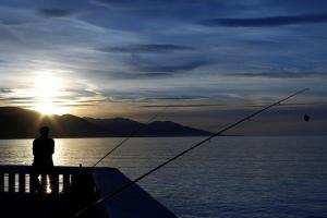 Pêcheur au coucher  du soleil à Hadjret Eness ex Fontaine du génie (Tipaza)